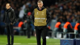 Fan Man United Berguyon Saat Solskjaer Harus Pakai Rompi