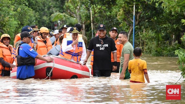 Selain melakukan upaya jangka pendek, Khofifah juga merencanakan langkah jangka panjang seperti menambah tiga sudetan untuk mengantisipasi luapan Bengawan Solo.