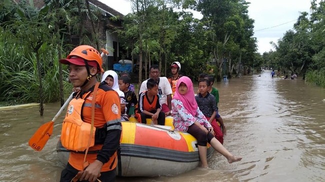 Lebih dari 100 kepala keluarga di Kabupaten Ponorogo, Jawa Timur, masih terjebak banjir dan belum bisa dievakuasi sejak hujan mengguyur sejak Selasa malam.