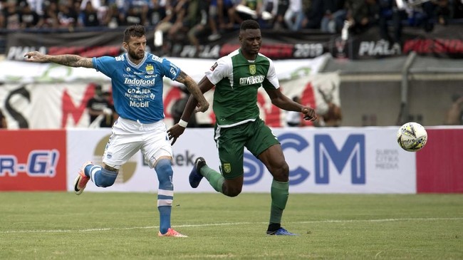 Pesebaya Surabaya berhadapan dengan Persib Bandung dalam laga pekan ketujuh Liga 1 2019 di Stadion Gelora Bung Tomo (GBT) pada Jumat (5/7).