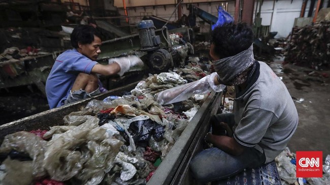Pelaku industri daur ulang plastik mengaku tertekan di tengah corona. Karenanya, mereka meminta pemerintah memberikan keringanan pajak.