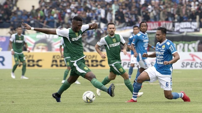 Persebaya Surabaya menang telak atas Persib Bandung dengan skor 4-0 dalam lanjutan Liga 1 2019 di Stadion Gelora Bung Tomo, Surabaya, Jumat (5/7).