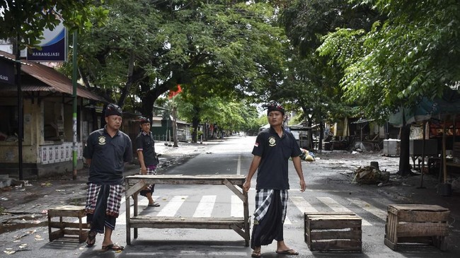 Parisada Hindu Dharma Indonesia meminta umat Hindu yang tak menjadi pelaksana upacara dalam rangkaian upacara Hari Raya Nyepi untuk sembahyang di rumah.