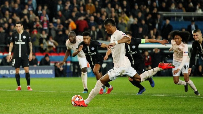 Mark Clattenburg mengklaim Manchester United bisa mendapat hadiah penalti saat melawan PSG pada leg kedua 16 besar Liga Champions berkat instruksi terbaru UEFA.