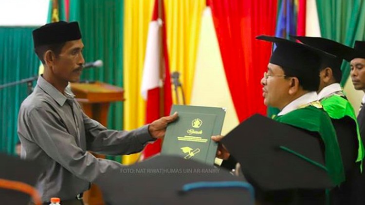 Sebelum meninggal, anaknya sudah tiga kali gagal ujian. Tapi sayangnya, saat berhasil lulus dia malah meninggal dan tak sempat wisuda.