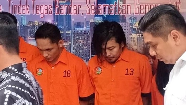 Tersangkut kasus pidana membuat sejumlah artis harus melewati Hari Raya Idul Fitri dari dalam penjara dan berikut ini potret para artis tersebut.