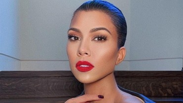 img-title Kourtney Kardashian Santap Ayam Vegan & Wafel, Cara Makannya Dinilai Jorok