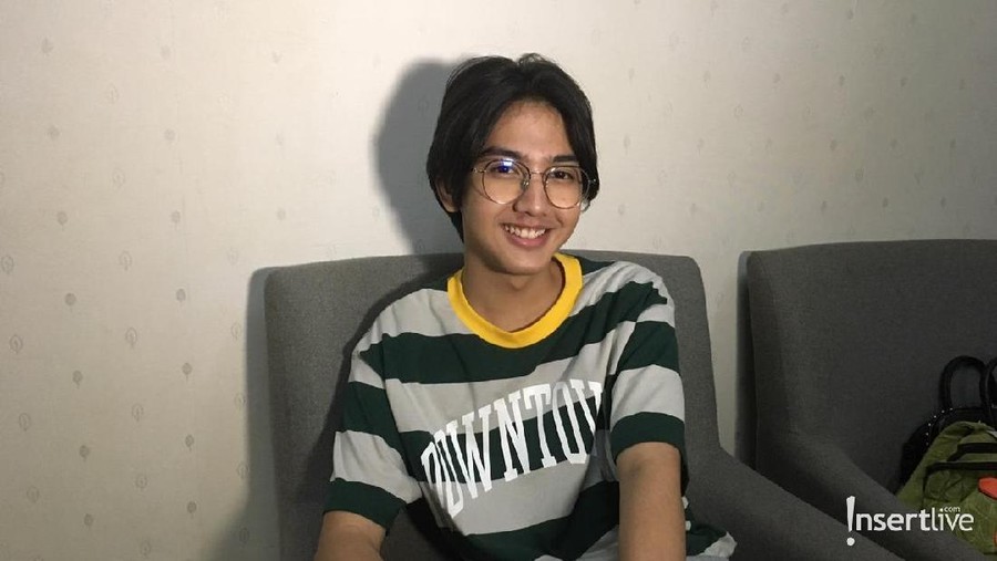 Ari Irham mengaku sudah hobi menonton film dan mendengarkan musik sejak kecil. Hal ini juga yang mendasari dirinya terjun ke industri hiburan.