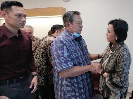 Momen Hangat Sri Mulyani Jenguk Ani Yudhoyono di Singapura