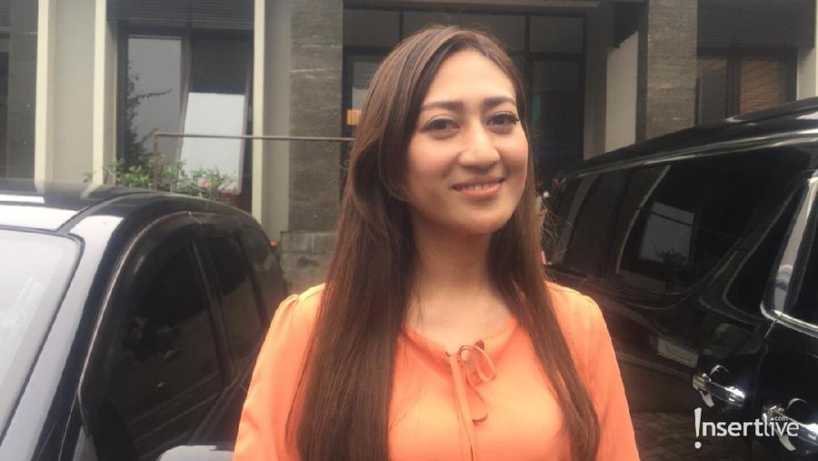 Helma mengaku memang masih tetap menjalin silaturahmi dengan Indra Bruggman.