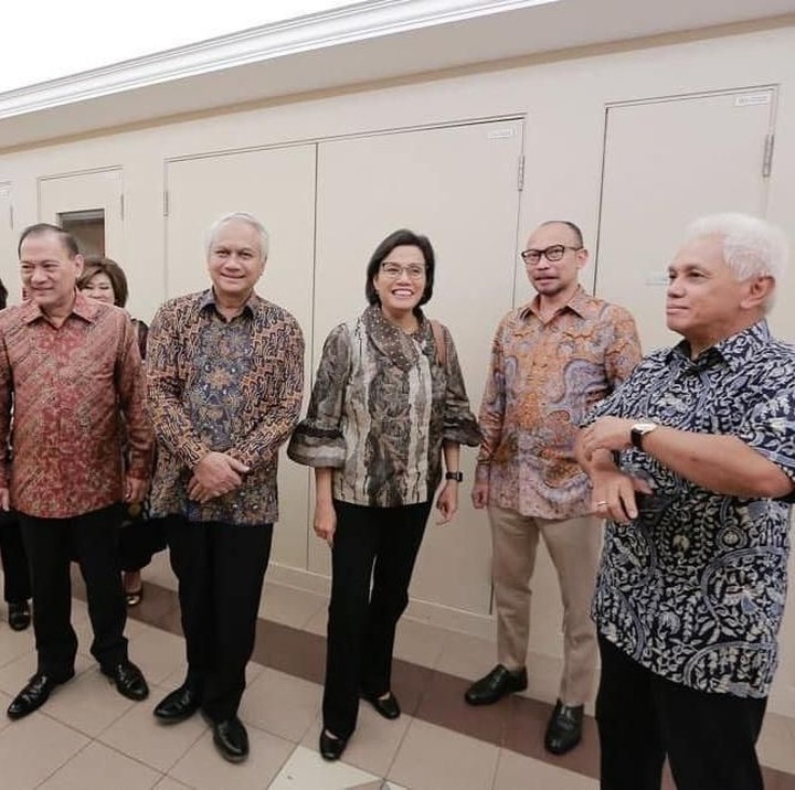 <p>Tampak juga Hatta Rajasa, ayah mertua AHY, yang ikut menyambut kedatangan rombongan Sri Mulyani. (Foto: Instagram @smindrawati)</p>