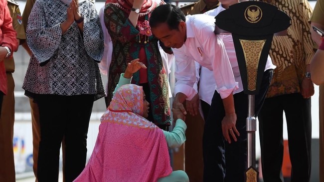 Seorang ibu menerobos Paspampres lalu bersimpuh di kaki Presiden Jokowi saat peresmian JTTS di Lampung. Diketahui ibu tersebut mengeluh soal ganti rugi lahan.