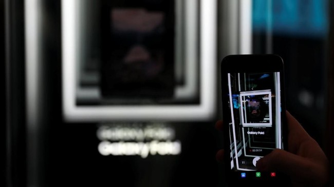 Kemenkominfo tak memberikan kepastian soal nasib ponsel ilegal yang baru dibeli setelah aturan IMEI itu diberlakukan Agustus mendatang.