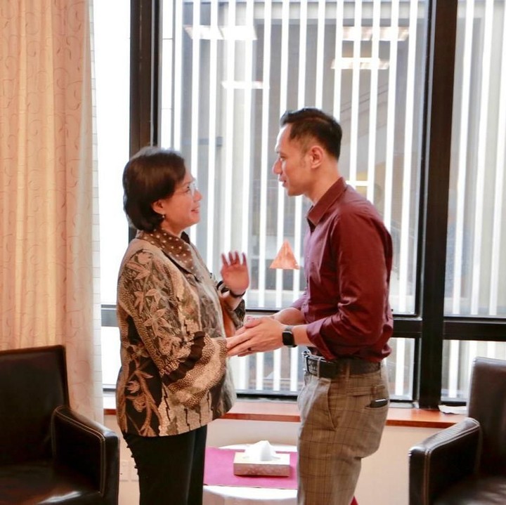 <p>Menteri Keuangan <a href="https://www.insertlive.com/" target="_blank">Sri Mulyani</a> tampak megenakan <em>blouse</em> batik berwarna kecoklatan. Dia disambut anak sulung Ani Yudhoyono dan SBY, Agus Harimurti Yudhoyono (AHY), yang kebagian jadwal menjaga sang ibu. (Foto: Abror Rizki)</p>