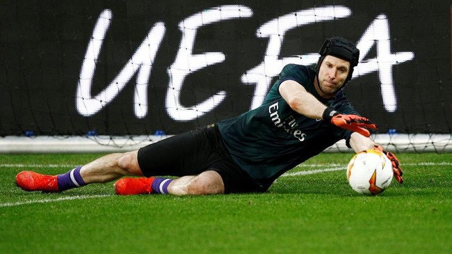Sosok Petr Cech jadi polemik jelang final Liga Europa bertajuk Derby London antara Arsenal vs Chelsea di Stadion Olimpiade Baku, Rabu (29/5) waktu setempat.