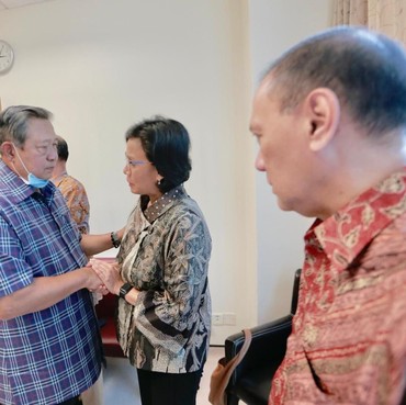 Jenguk Ani Yudhoyono, Sri Mulyani Disambut Hangat SBY