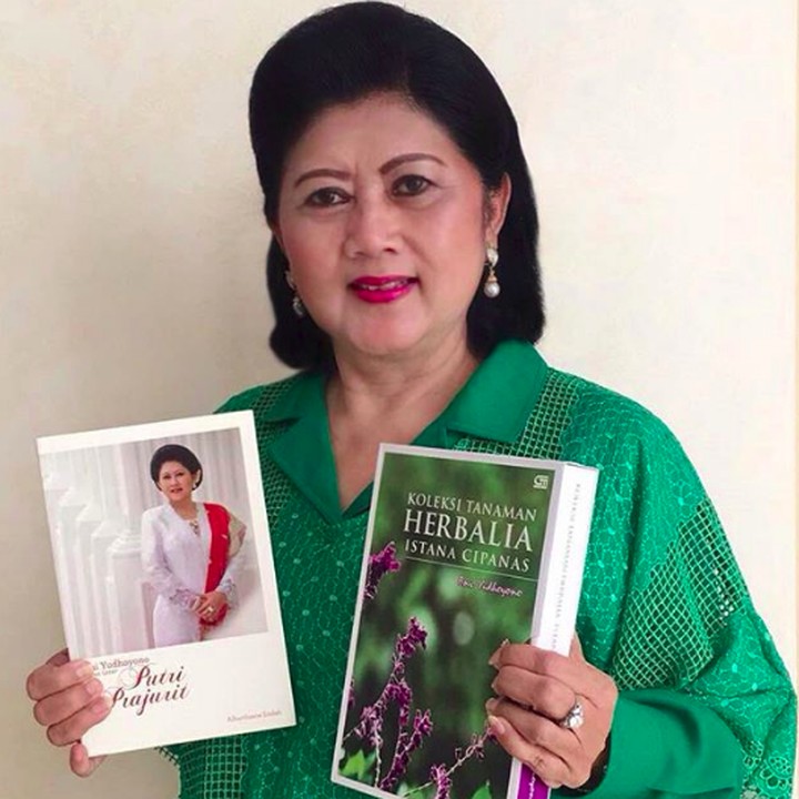<p>Sosok Ani Yudhoyono sangat inspiratif bagi masyarakat di Indonesia. Selama menjabat menjadi ibu negara, berbagai kegiatan sosial dan hobi fotografi adalah hal yang melekat pada Ani. Sebagai sosok yang inspiratif, membuatnya menerima banyak doa saat jatuh sakit. (Foto: Instagram @aniyudhoyono)</p>