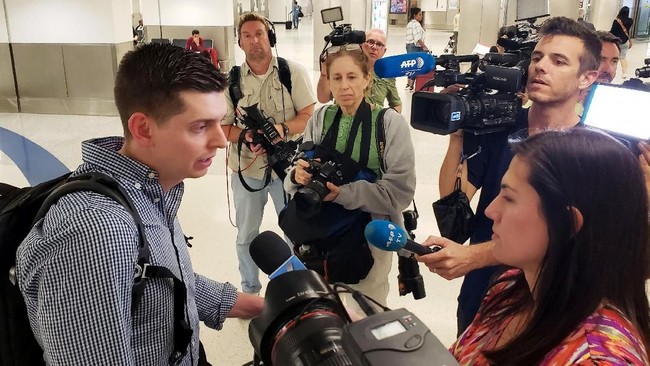 Seorang jurnalis AS, Cody Weddle, mengaku dipaksa menyatakan dukungan kepada Presiden Nicolas Maduro saat ditahan di Venezuela pada Rabu (6/3) lalu.