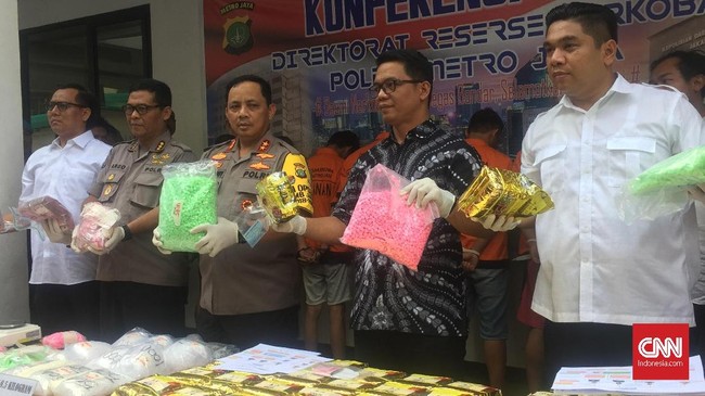 Pria berinisial ERM yang merupakan mantan finalis ajang pencarian bakat Indonesian Idol, ditangkap di sebuah apartemen di kawasan Mampang, Jakarta Selatan.