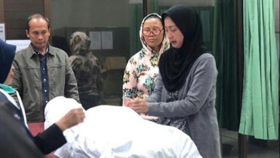Desy Ratnasari mengantarkan jasad sang nenek hingga tempat peristirahatan terakhir di Sukabumi, Jawa Barat. 