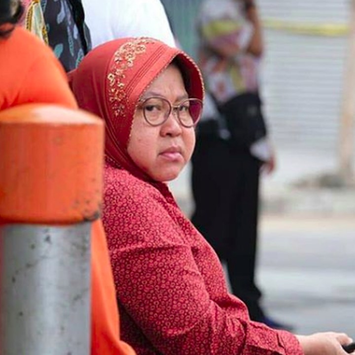 <p>Karakter yang tegas dan bijak membuat Tri Rismaharini jadi walikota yang menginspirasi. Walikota Surabaya ini dikenal sangat peduli lingkungan. Dia pernah memenangkan sejumlah penghargaan, termasuk ASEAN Environmentally Sustainable City Award 2012 dan Adipura Kencana, penghargaan lingkungan tertinggi di Indonesia. (Foto: Instagram @trirismaharini)</p>
