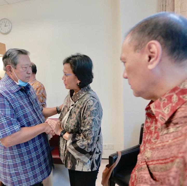 <p>SBY juga hadir menjumpai Sri Mulyani yang pernah menjadi menteri keuangan di era kepemimpinannya. Menguatkan SBY, nampak Sri menepuk tangan SBY kuat-kuat. (Foto: Abror Rizki)</p>