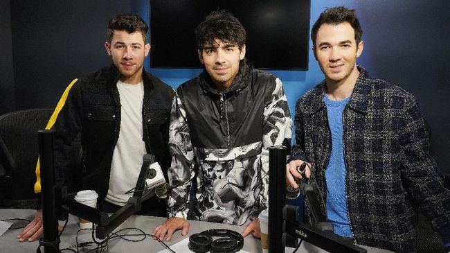 Jonas Brothers Parodikan Pertengkaran Kim-Khloe Kardashian Jonas Brothers mengundang komentar kaget dari Kim dan Khloe Kardashian setelah memparodikan pertengkaran dari salah satu adegan Keeping Up with the Kardashians.