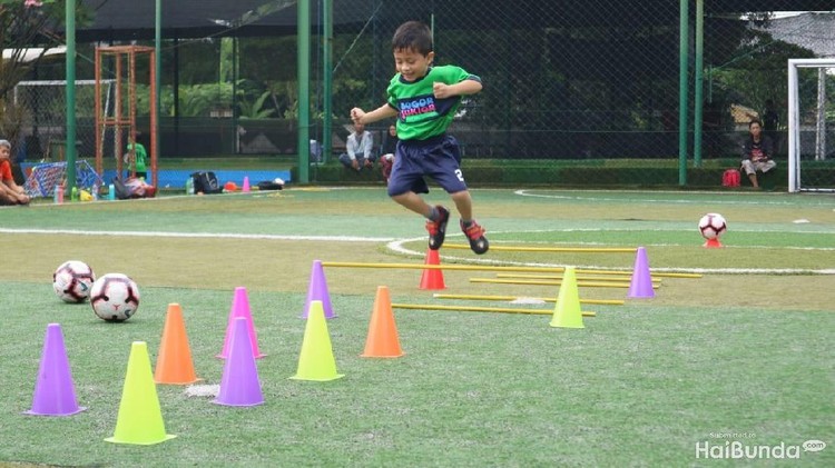 Jika anak Bunda tidak bisa diam, kegiatan ini pas banget untuknya: futsal. Selain menyalurkan hobi, futsal bisa jadi cara pelepasan energi yang positif.