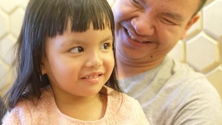 Shakira, putri Denada happy banget nih dijenguk Gubernur DKI Jakarta, Anies Baswedan dan sang istri, Fery Farhati.
