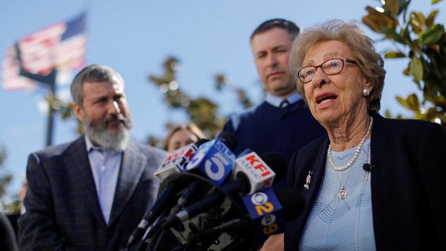 Eva Schloss, kakak tiri penulis buku harian mengenai Holocaust, Anne Frank, bertemu dengan siswa di AS yang mengunggah foto ketika memberikan salam Nazi.