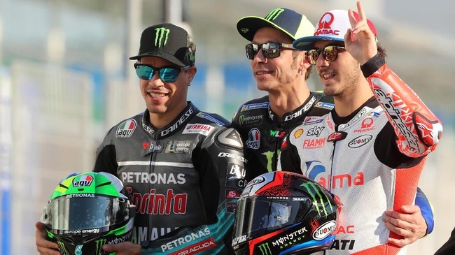 Pembalap Petronas Yamaha Valentino Rossi menghibur diri dengan melihat dua jebolan Akademi VR46 naik podium.