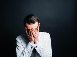 Playlist Lagu Galau Buat Korban Perselingkuhan: Dengar, Nangis Lalu Move On!