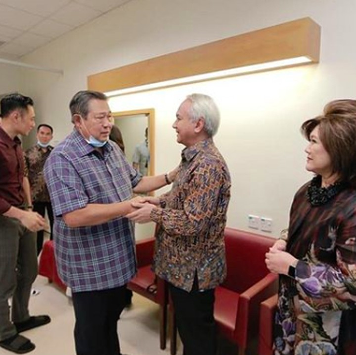 <p>Suami Sri Mulyani, Tonny Sumartono, dan rombongan mengaku ikut prihatin atas penyakit kanker darah yang diidap Ani. Mereka mendoakan agar Ani cepat pulih dan tetap semangat melawan kanker. (Foto: Instagram @smindrawati)</p>