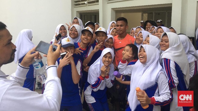Timnas Indonesia U-23 diserbu belasan siswa-siswi Sekolah Menengah Pertama (SMP) usai menjalani latihan pagi di Stadion Madya, Jakarta, Jumat (8/3).
