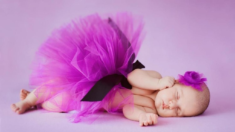 35 Nama Bayi Perempuan Bermakna Lagu dan Melodi Jika Bunda ingin memberikan nama bayi perempuan bermakna lagu atau melodi, intip 35 inspirasi nama berikut ini ya.