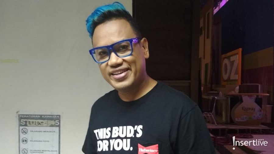 Hidup serba berkecukupan, Uya Kuya tak ingin mengajarkan kedua anaknya untuk menjadi pribadi yang boros. Uya mendidik mereka untuk bisa menabung uangnya.