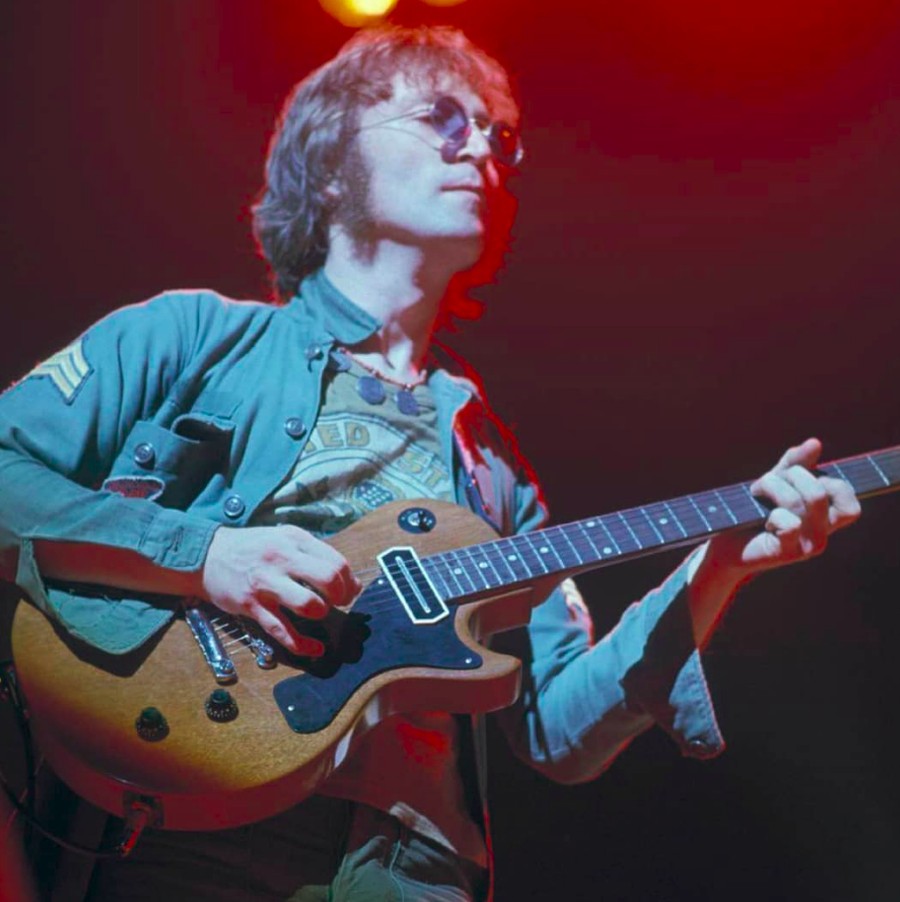 John Lennnon Berikut deretan artis yang merenggang nyawa di tangan fans sendiri.