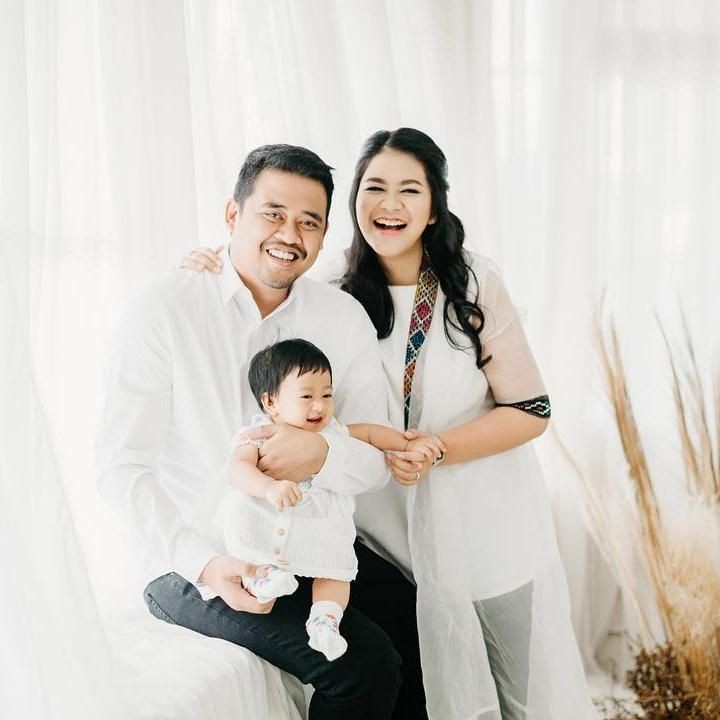 <p>Sedah kompak tersenyum dengan Ayah Bobby dan Bunda Kahiyang saat pemotretan. Bikin gemas ya senyumnya Bun. (Foto: Instagram Kahiyang Ayu)</p>