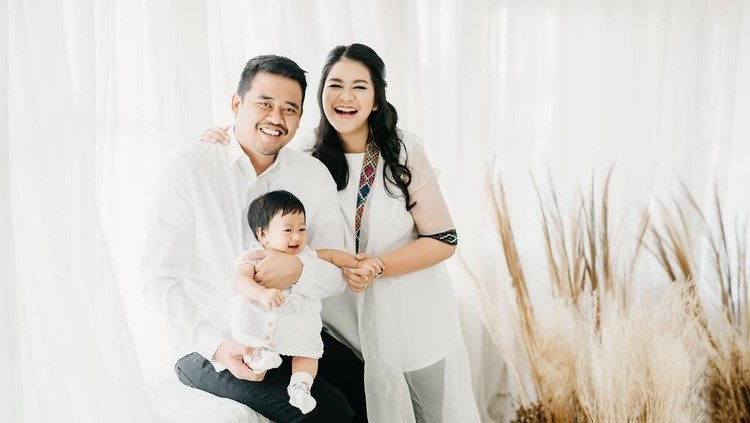 Kahiyang Ayu dan sang suami, Bobby Nasution, berbagi tugas mengurus putri tercinta mereka, Sedah Mirah.