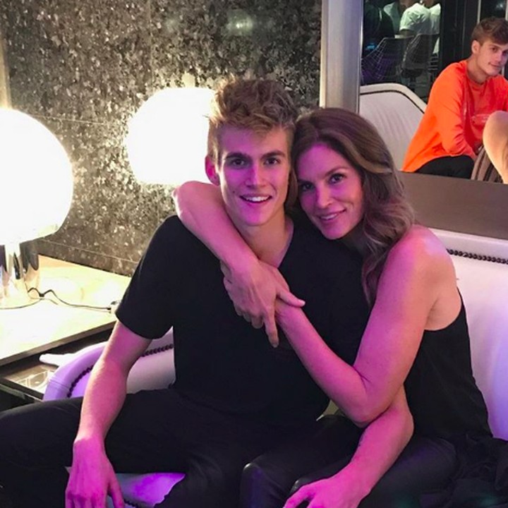 <p>Bersama Presley anak sulungnya. Presley beruntung banget nih punya ibu yang awet muda. (Foto: Instagram @cindycrawford)</p>