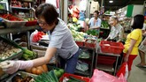 FOTO: Menjaga Warisan Jajanan Kaki Lima Singapura Singapura berusaha menjaga pusat jajanan kaki lima yang jumlahnya mencapai ratusan, dari kepunahan dengan mendaftarkannya ke UNESCO.