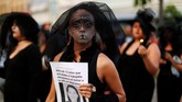 FOTO: Dunia Rayakan Hari Perempuan Internasional Ribuan pria dan perempuan turun ke jalan di berbagai pelosok dunia untuk merayakan Hari Perempuan Internasional pada Jumat (8/3). (Reuters/Juan Carlos Ulate)