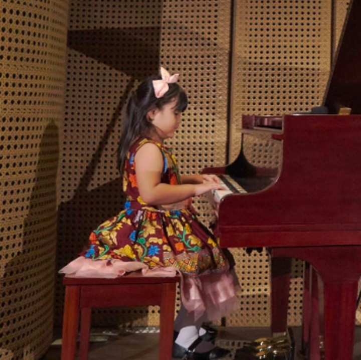 <p>Beginilah aksi salah satu murid di Canzona Music School dalam konser Mozart yang me-remix dengan lagu Indonesia. (Foto: Instagram/ @canzonamusicschool)</p>