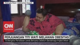 Melawan Obesitas, Titi Wati Bernyanyi Dan Diberi Barbel