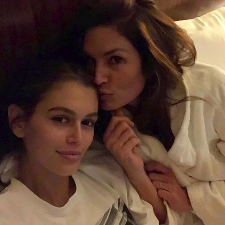 <p>Dengan si bungsu, Kaia. Mirip banget ya, Bun? (Foto: Instagram @cindycrawford)</p>
