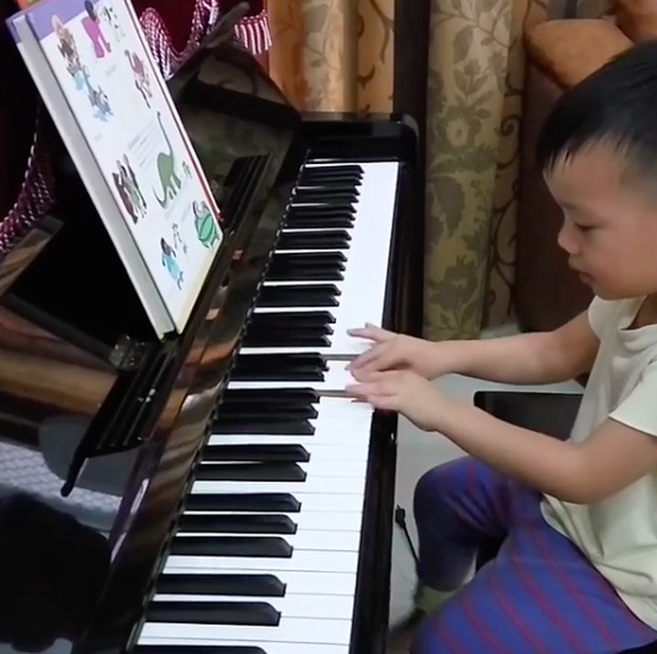 <p>Ayo, Nak, yang serius ya latihannya. He-he-he. (Foto: Instagram/ @canzonamusicschool) </p>