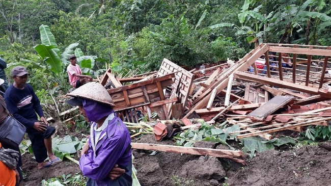 Hujan deras yang mengguyur Gunung Kidul beberapa hari lalu mengakibatkan banjir dan longsor di beberapa kecamatan, tak ada korban jiwa.