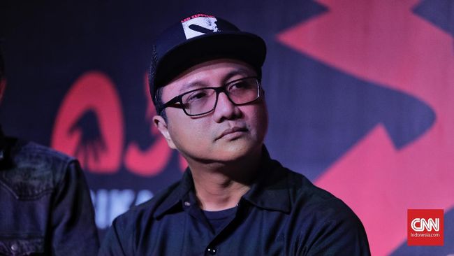 Keputusan KPU mengizinkan peserta Pilkada menggelar konser kampanye di tengah pandemi Covid-19 menuai protes dari pengamat yang menganggap aturan itu bodoh.