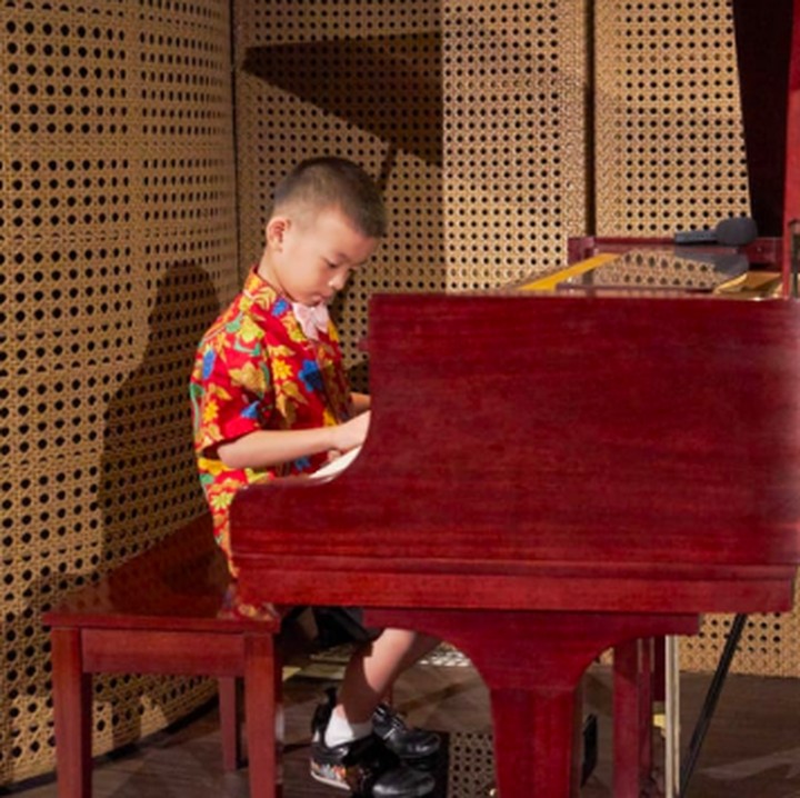 <p>Sejak bayi dan usia batita (di bawah tiga tahun) anak sudah bisa diajari main piano lho. Tuh, kecil-kecil jagoan cilik ini mahir main piano lho. (Foto: Instagram/ @canzonamusicschool)</p>