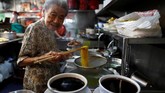 FOTO: Menjaga Warisan Jajanan Kaki Lima Singapura Singapura berusaha menjaga pusat jajanan kaki lima yang jumlahnya mencapai ratusan, dari kepunahan dengan mendaftarkannya ke UNESCO.